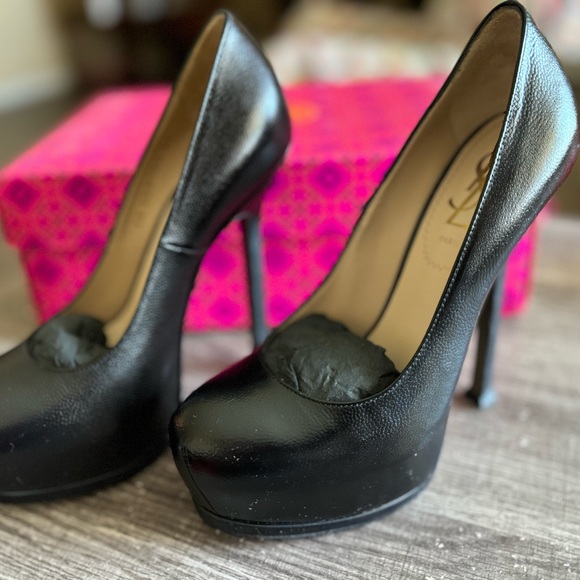 Yves Saint Laurent black leather heels in excellent conditions! Size 34.5/4.5 - Picture 5 of 10